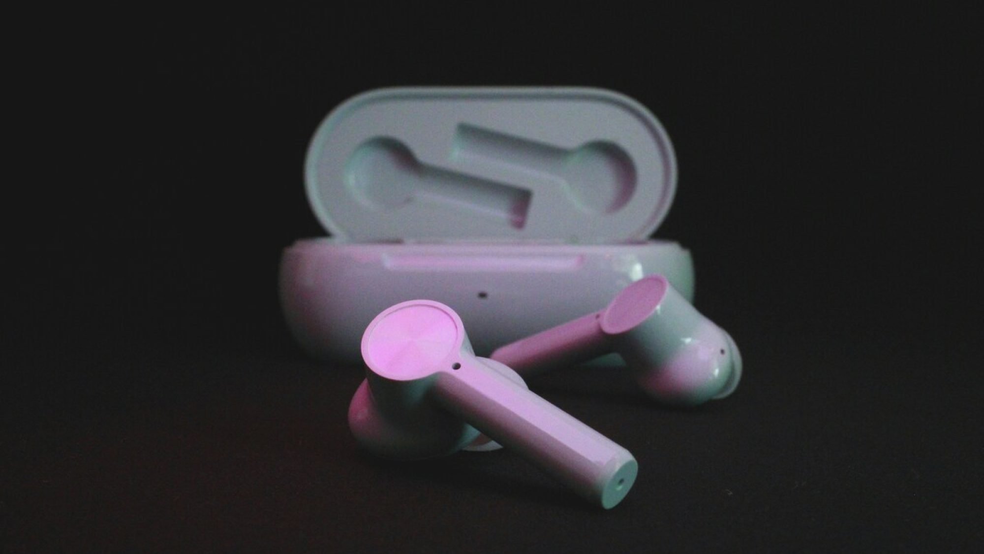 best-noise-cancelling-wireless-earbuds-work-travel